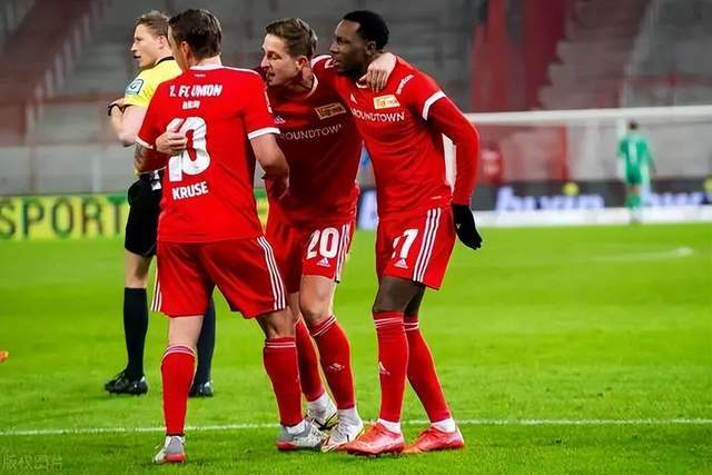 詹姆斯2年1.04亿顶薪续约湖人 父子同队创历史